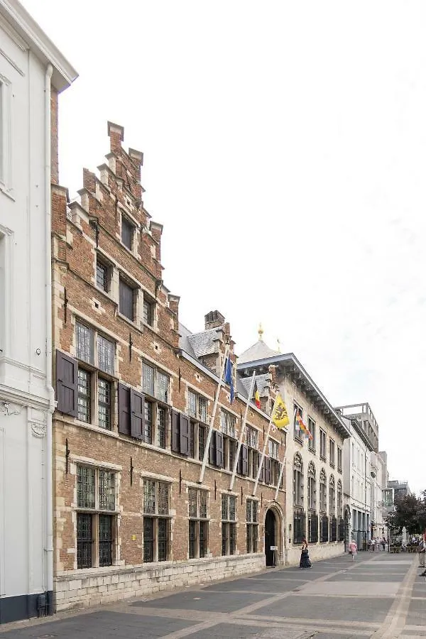 Shway - The Card Room Green Studio Antwerp Apartment